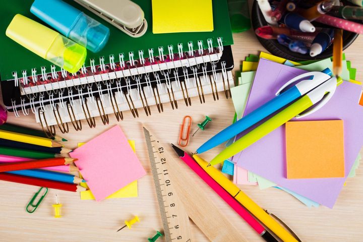 学校、木製の背景に、オフィス用品