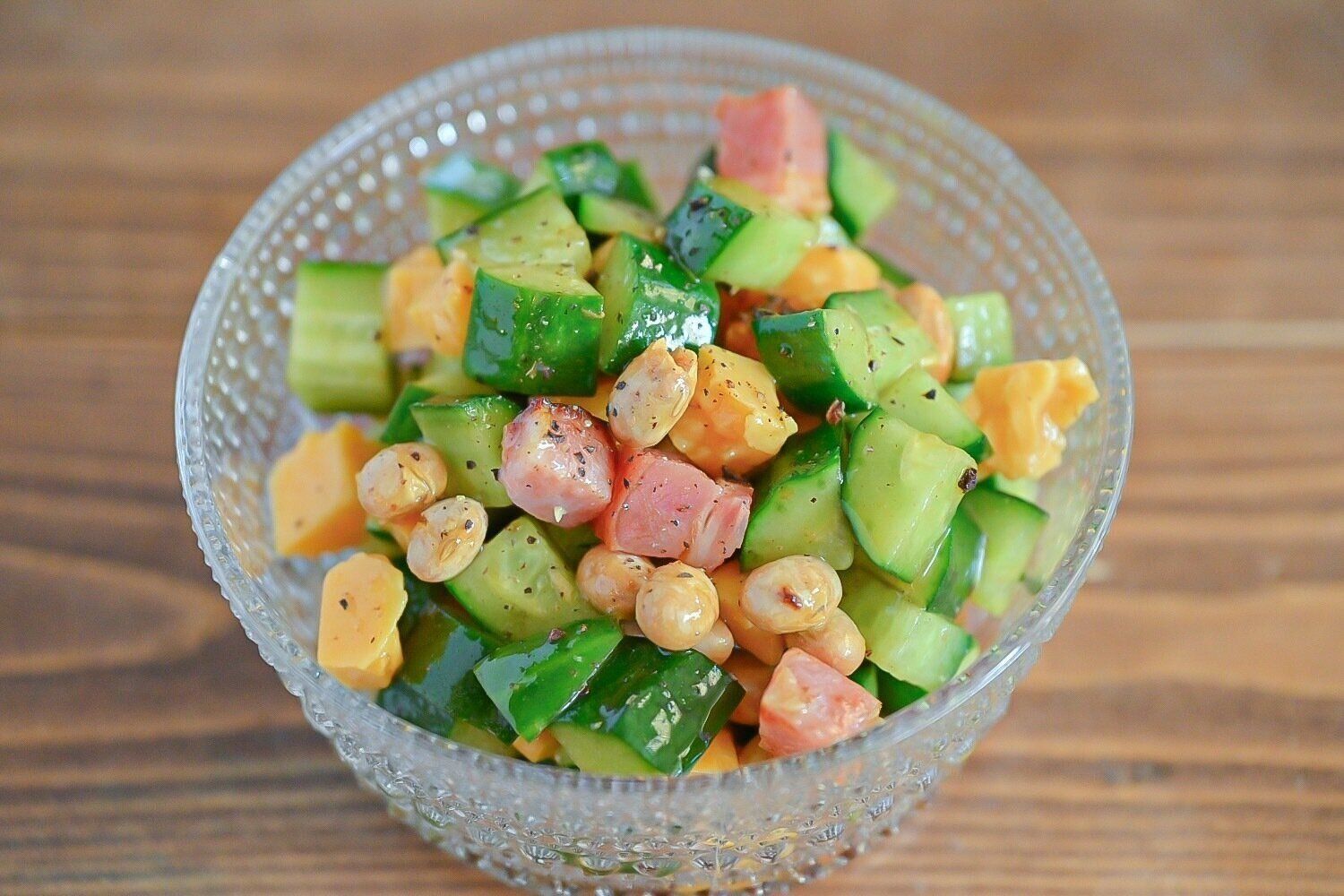 ガラス容器に入った豆サラダ