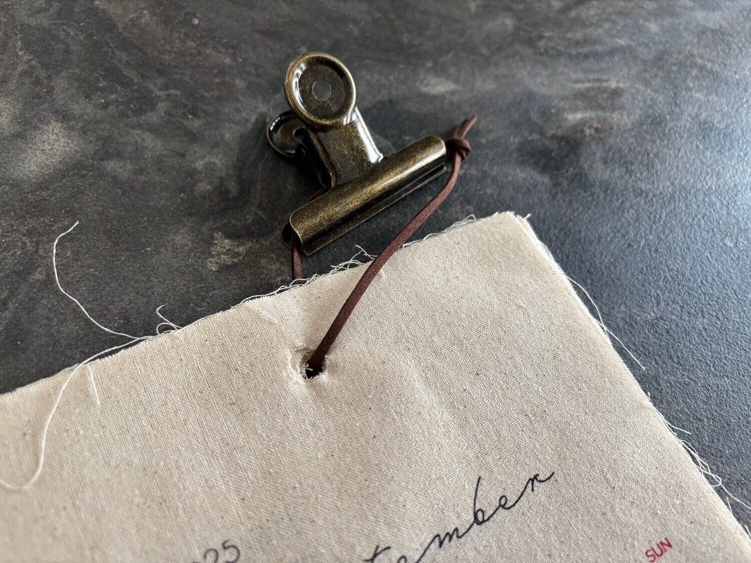 【3COINS】こんなにオシャレなのに550円でいいんですか!?めくるのが楽しくなるファブリックカレンダー