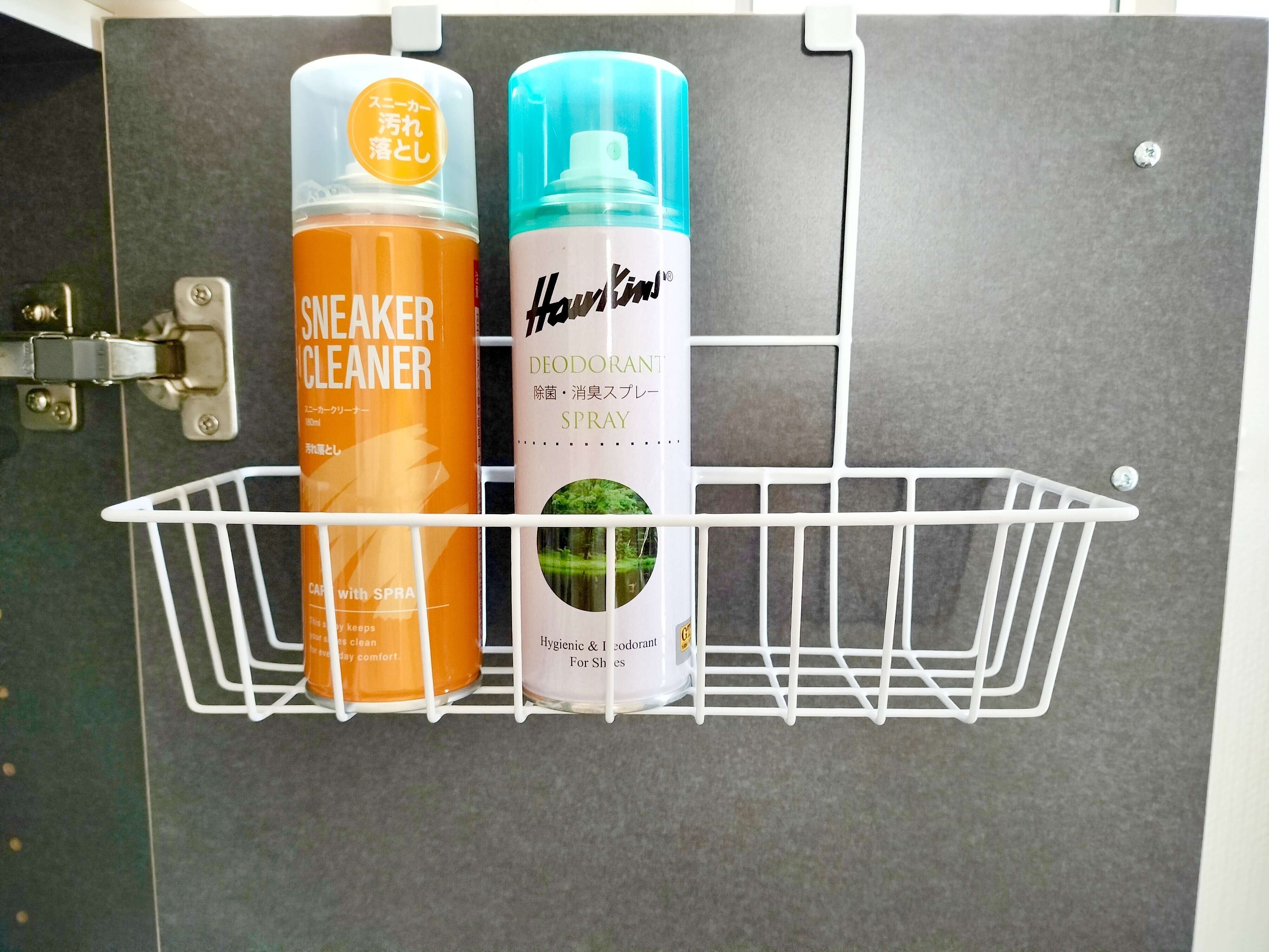 靴用のスプレーを入れたワイヤーかご