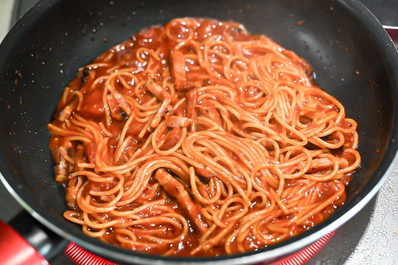 ベーコンが入ったトマトパスタ