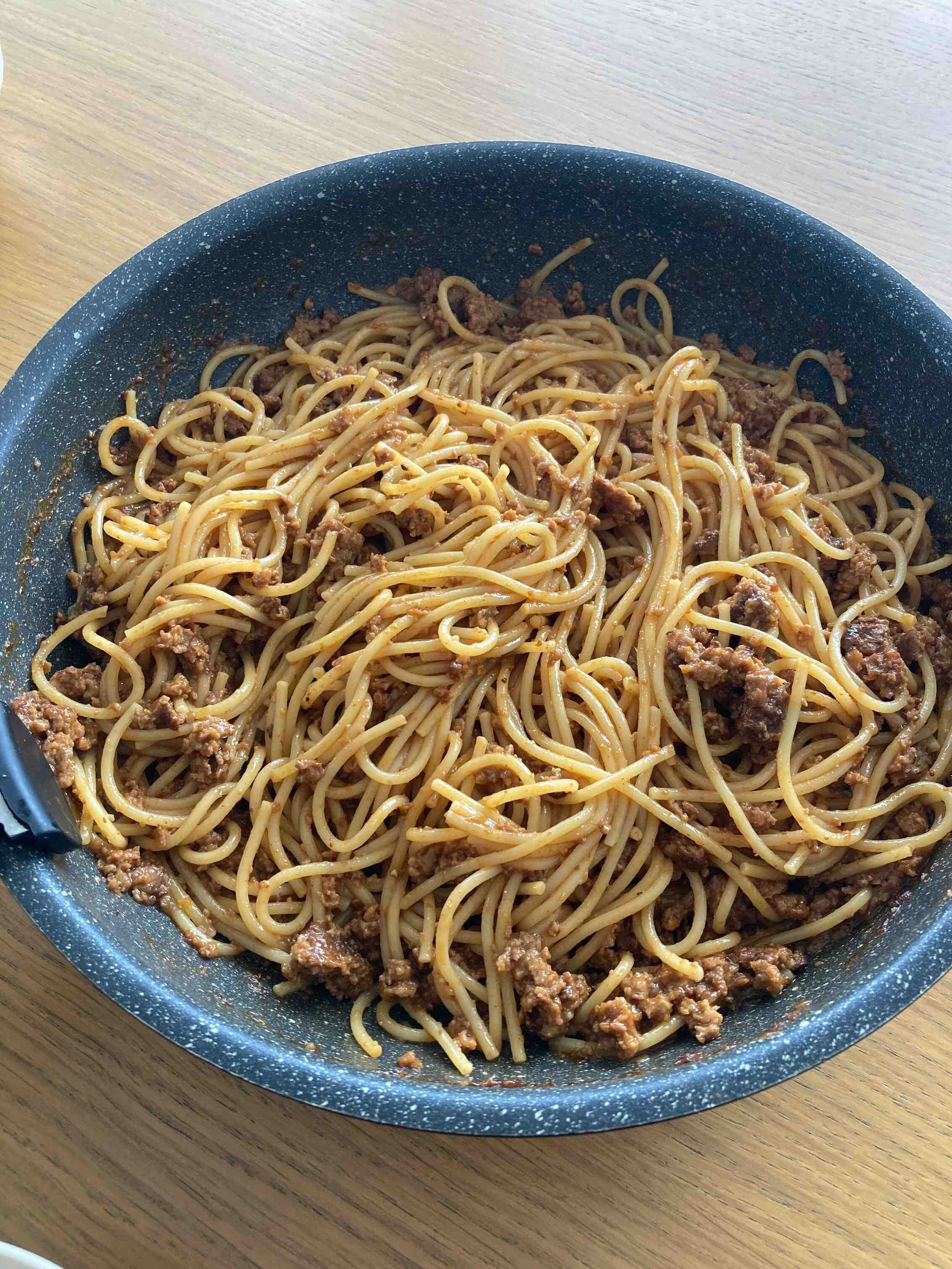 煮込みハンバーグを崩して作ったボロネーゼ