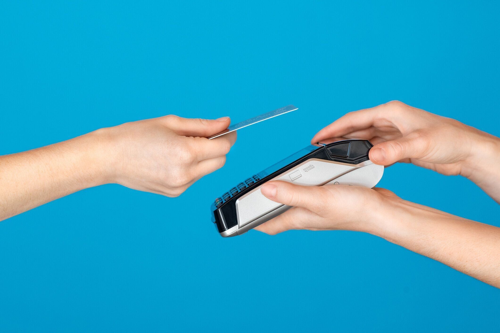 青のクレジットカードでの非接触決済