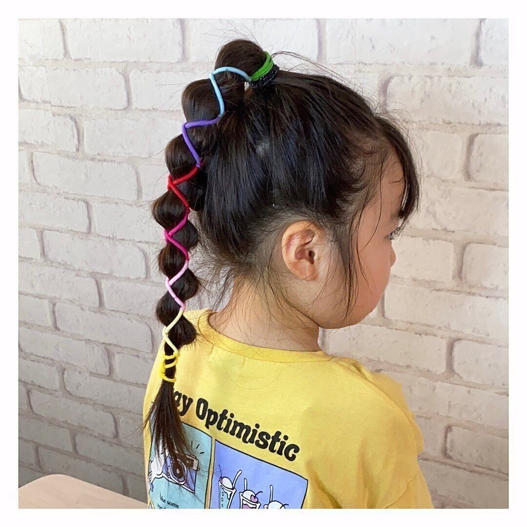 小学生女子も納得のキュートなヘアスタイル。カラフルなヘアゴムで簡単アレンジ