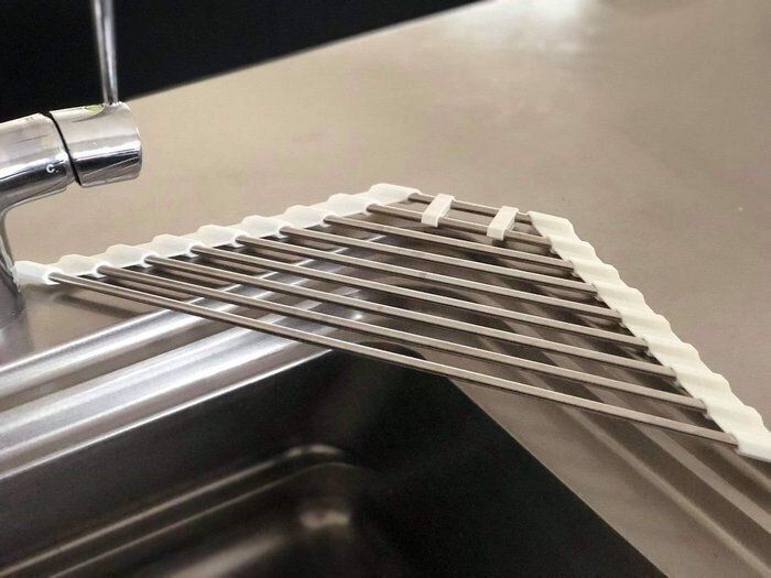 シンクの角部分にピッタリフィット！洗剤やスポンジだけを置く場所としてもいいですね