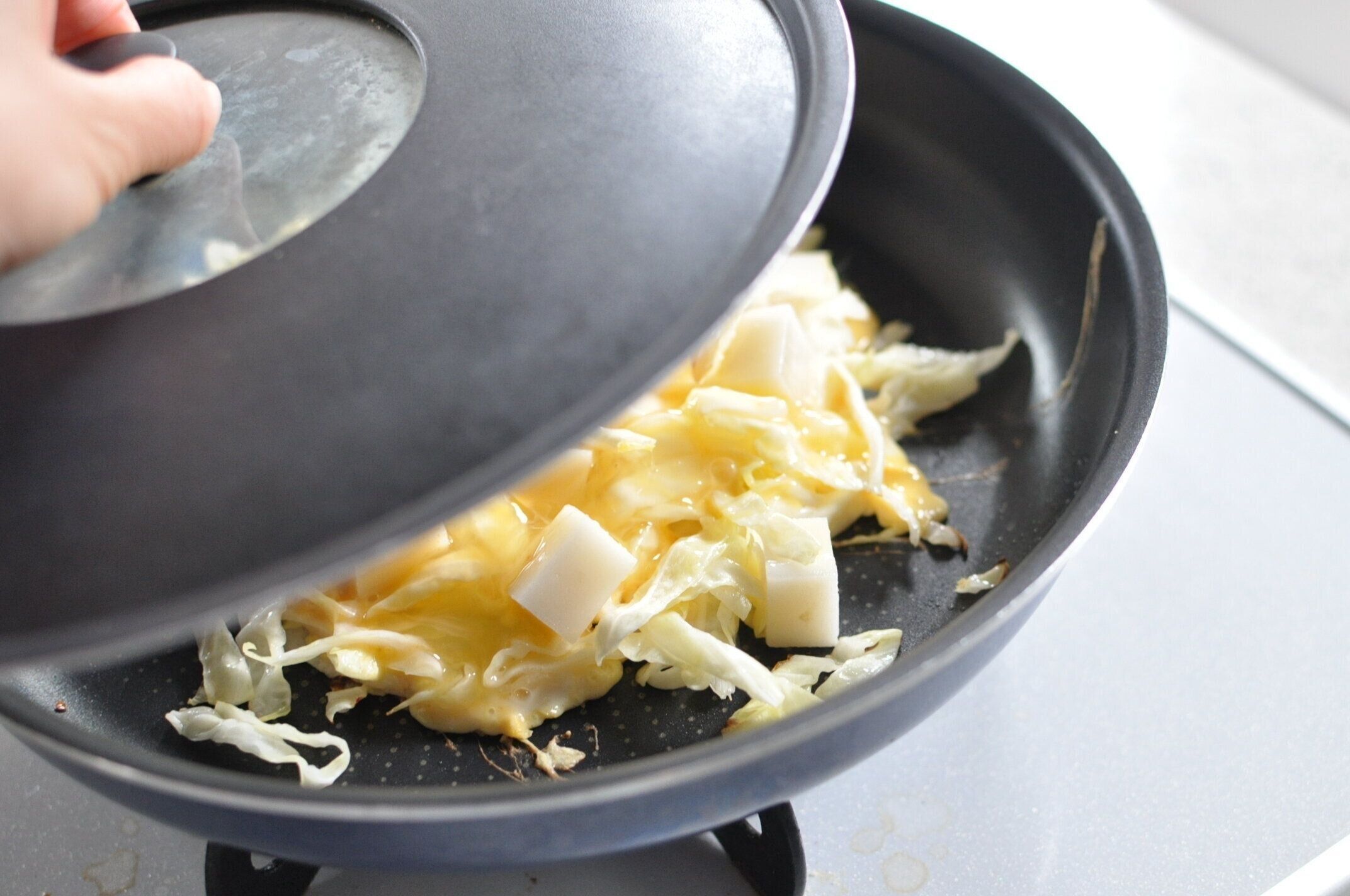 フライパンに蓋をして、焼く様子