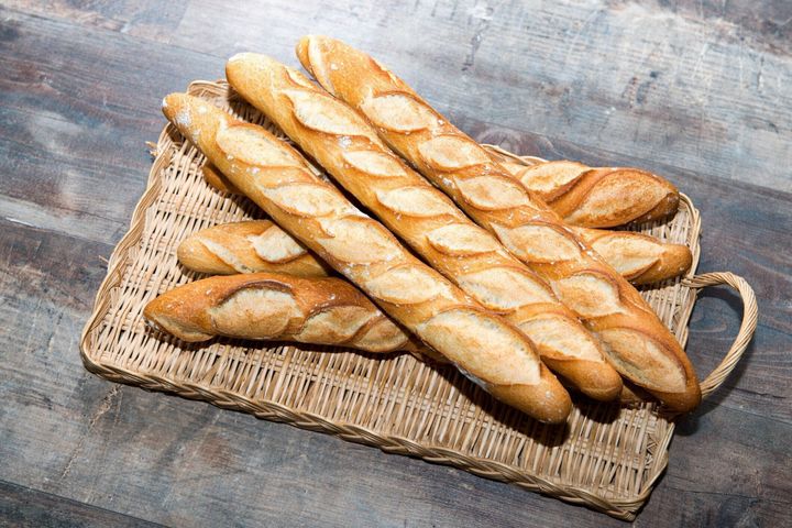 素朴なテーブル上でフランスパンの杖
