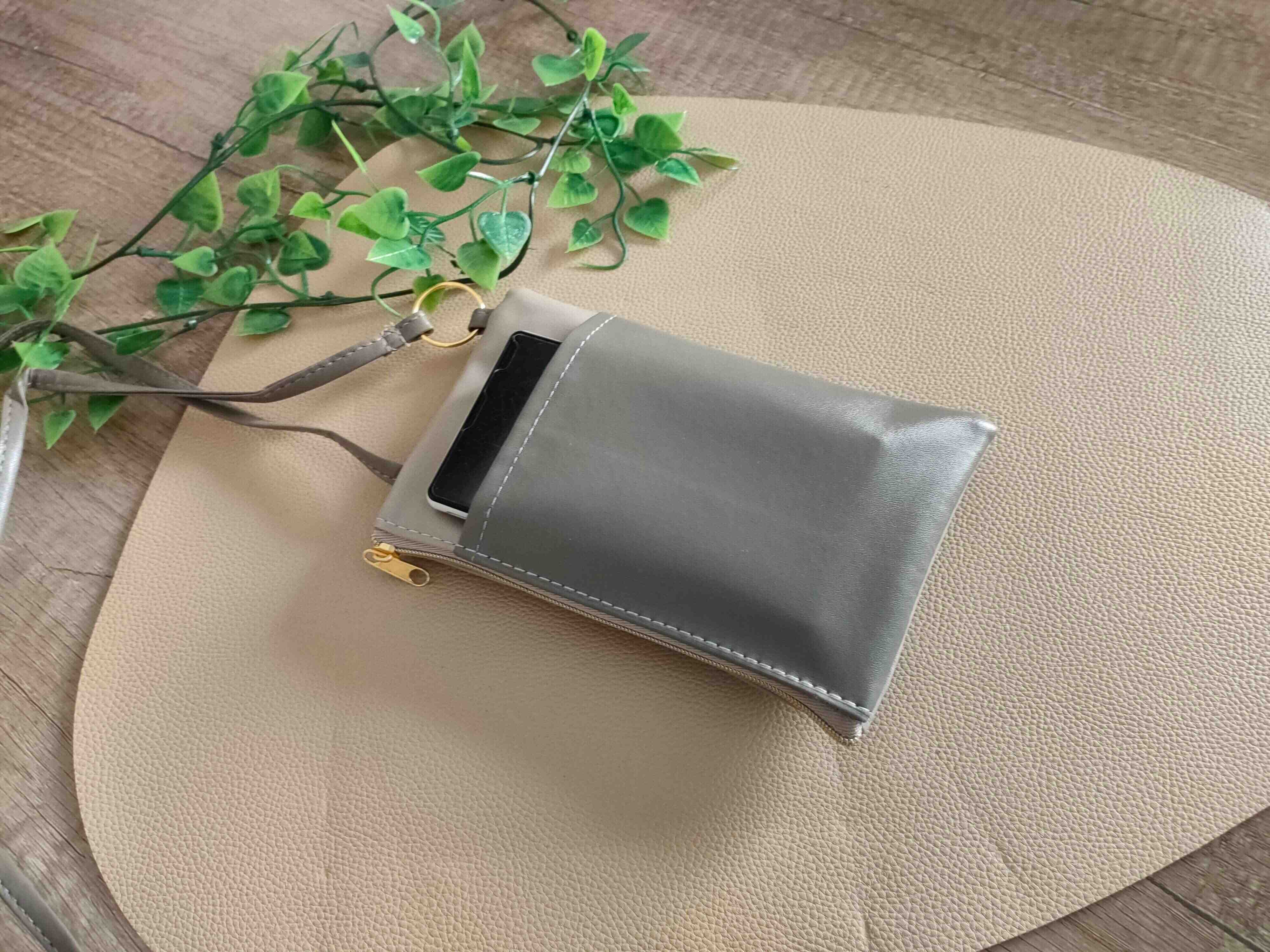 サイドにスマートフォンを入れられる