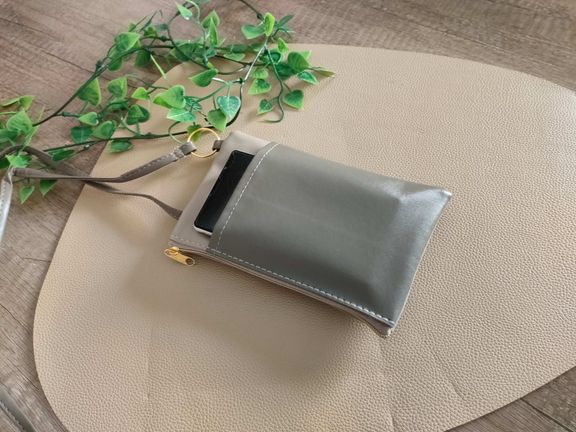 サイドにスマートフォンを入れられる