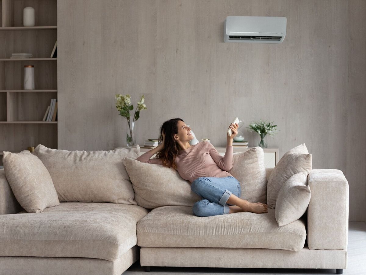 エアコンをオンにリラックスした若いヒスパニックの女性。