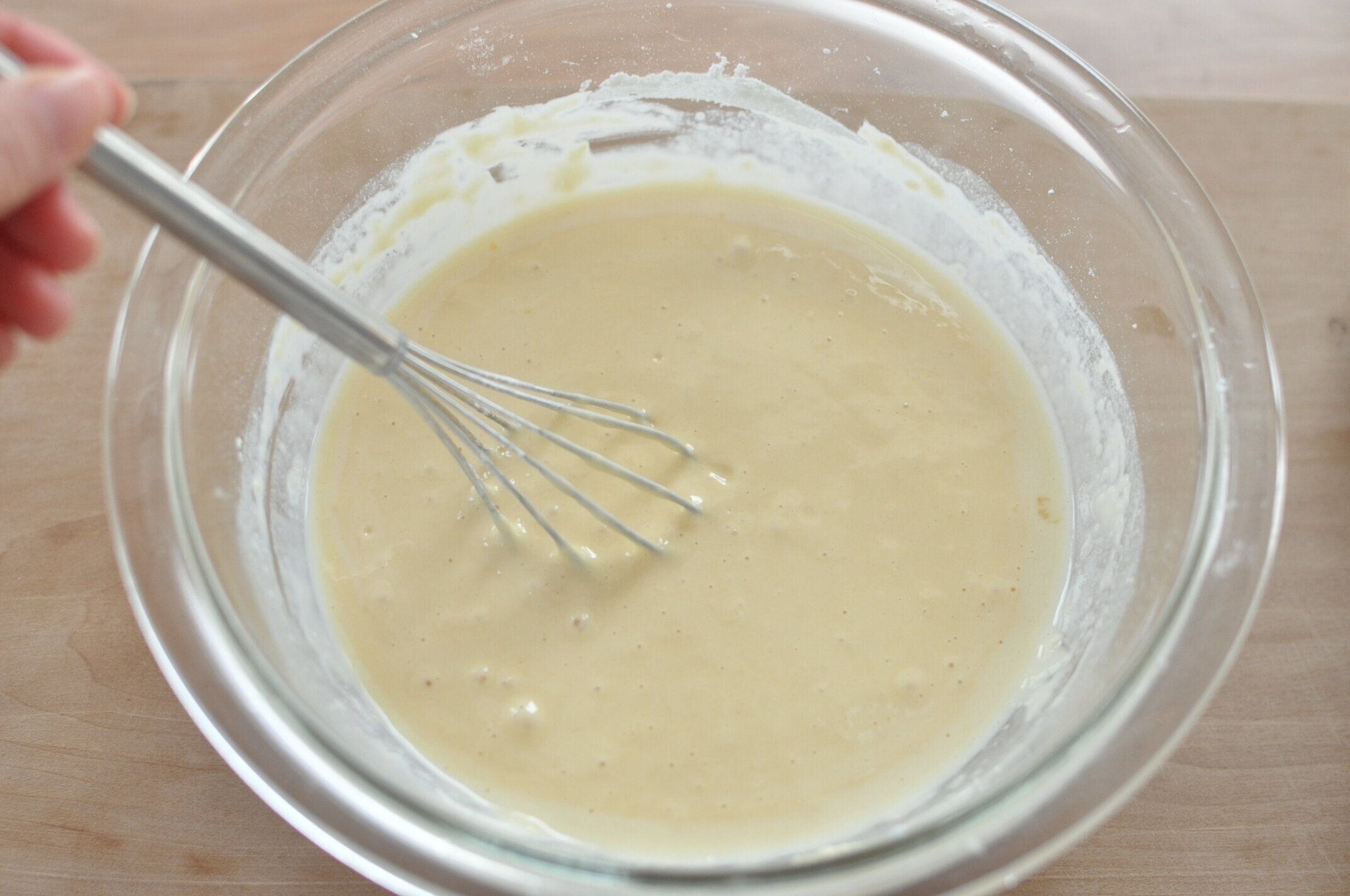 ボウルに生地の材料を入れて混ぜ合わせた様子