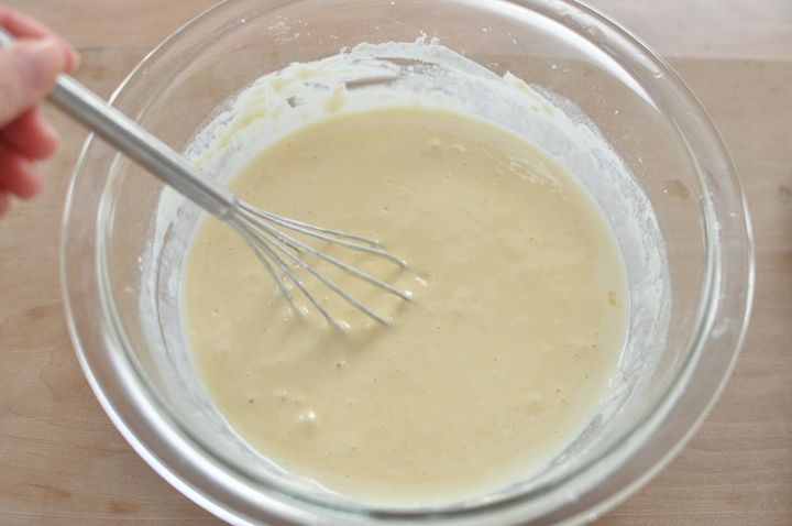 ボウルに生地の材料を入れて混ぜ合わせた様子