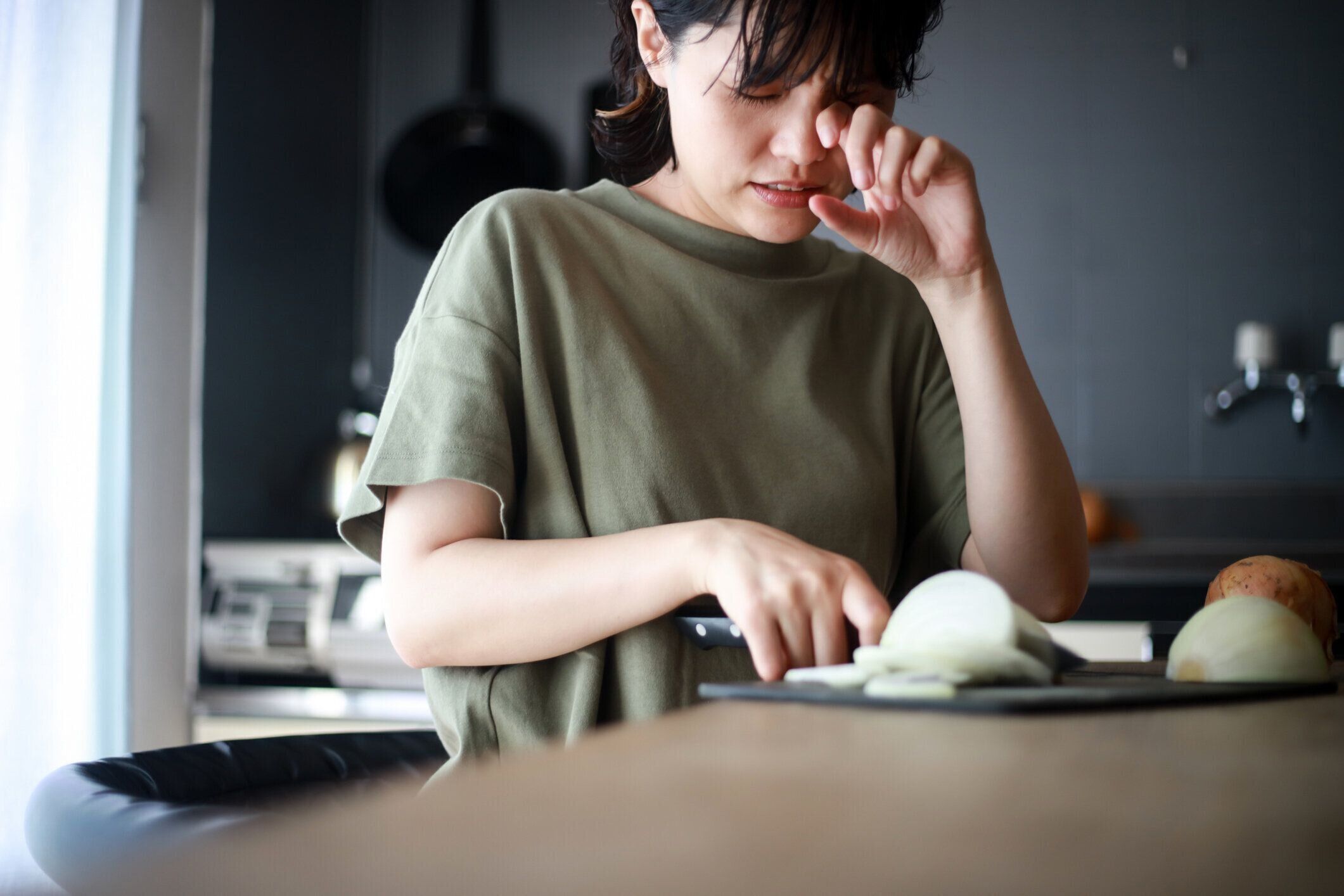 タマネギを傷つける切り傷を負う女性