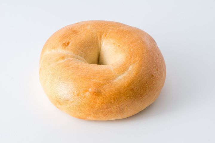 白い背景にベーグル。