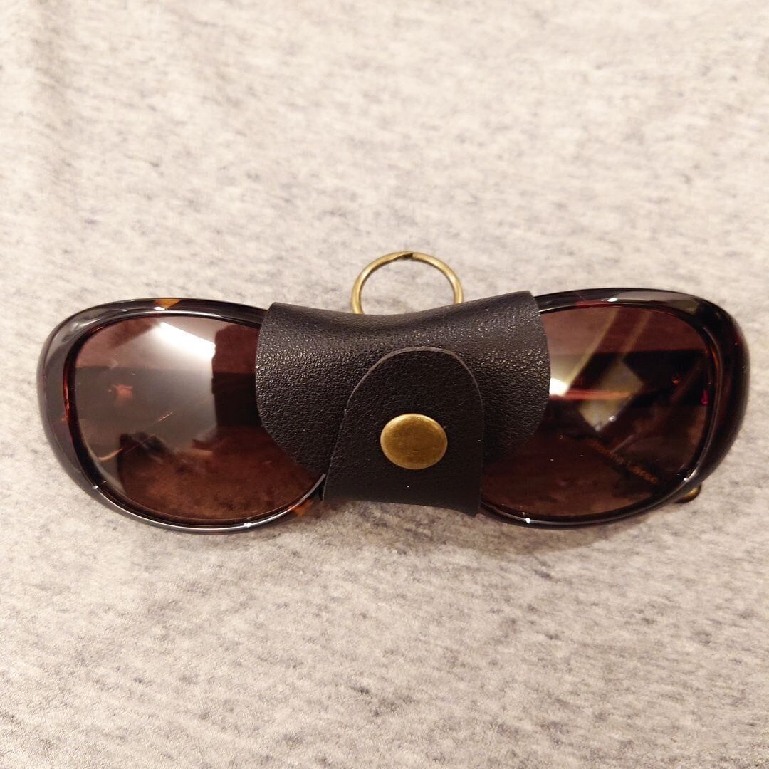 セリアの「吊り下げ式レザーメガネホルダー」