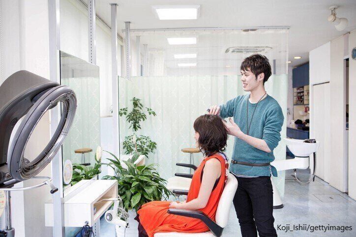 美容院で髪をカット