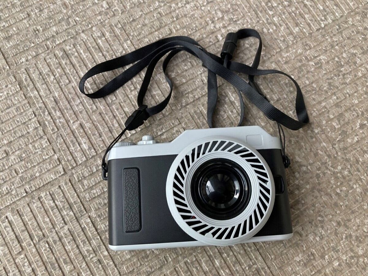 昭和レトロなデザインが魅力の「ミニ扇風機カメラ」(330円)