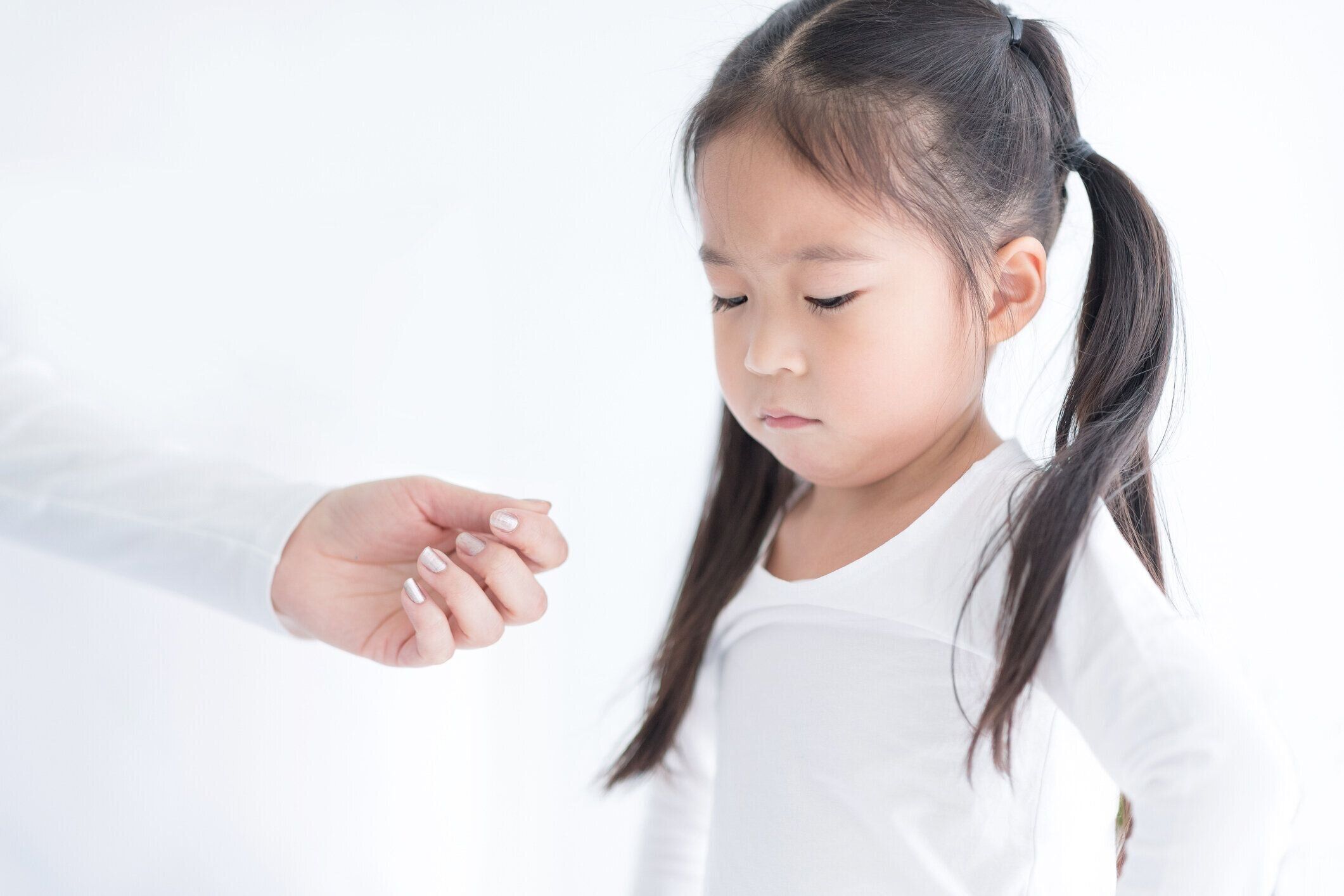 甘やかされて育ったと不機嫌そうな少女。関係の難しさを持つ人々。紛争家族パニック発作のコンセプトです。