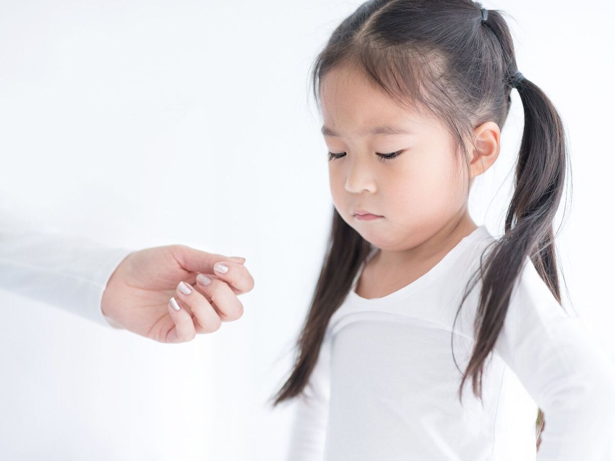 甘やかされて育ったと不機嫌そうな少女。関係の難しさを持つ人々。紛争家族パニック発作のコンセプトです。