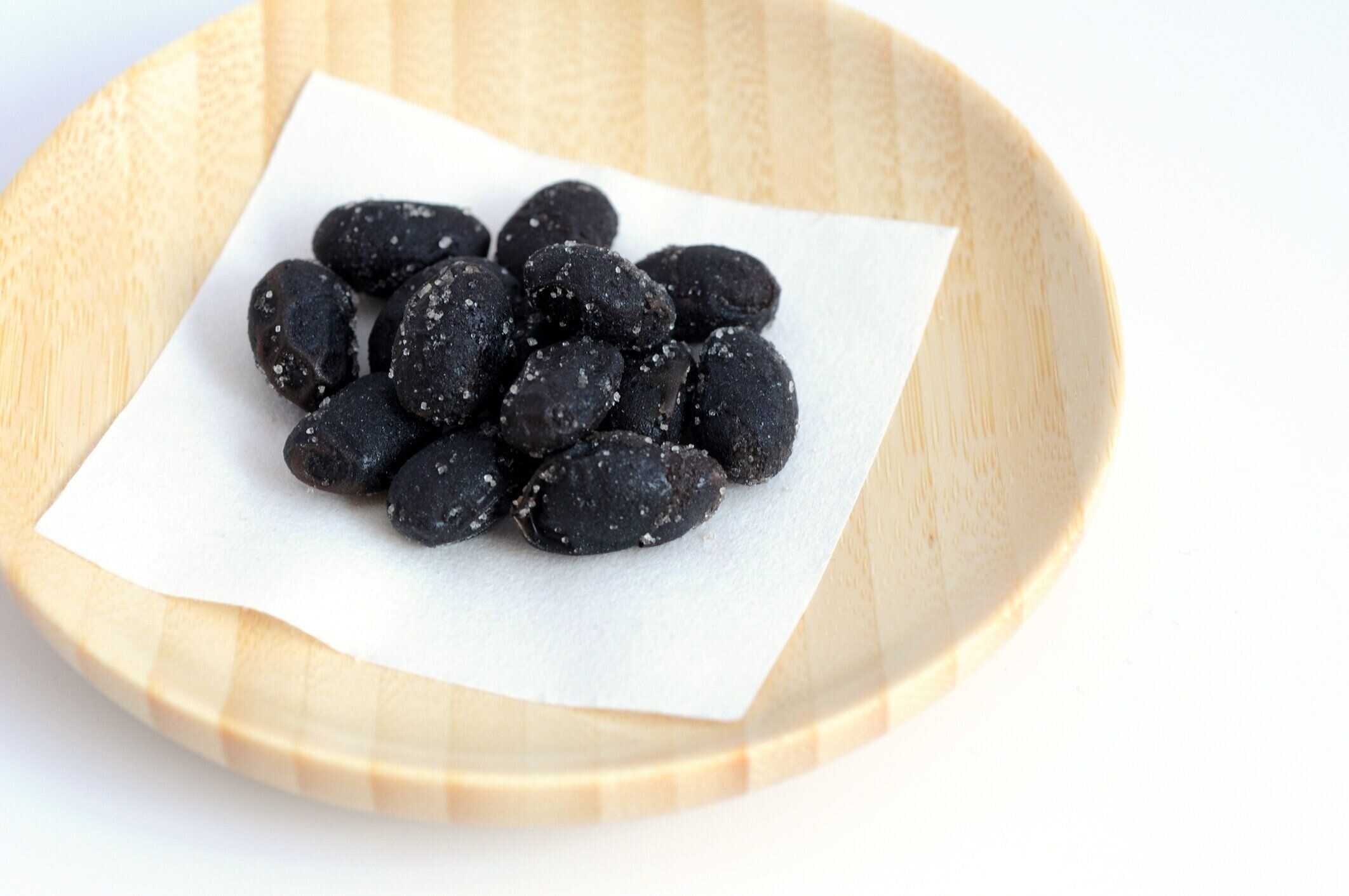 日本の伝統的なシュガー豆デザート白背景