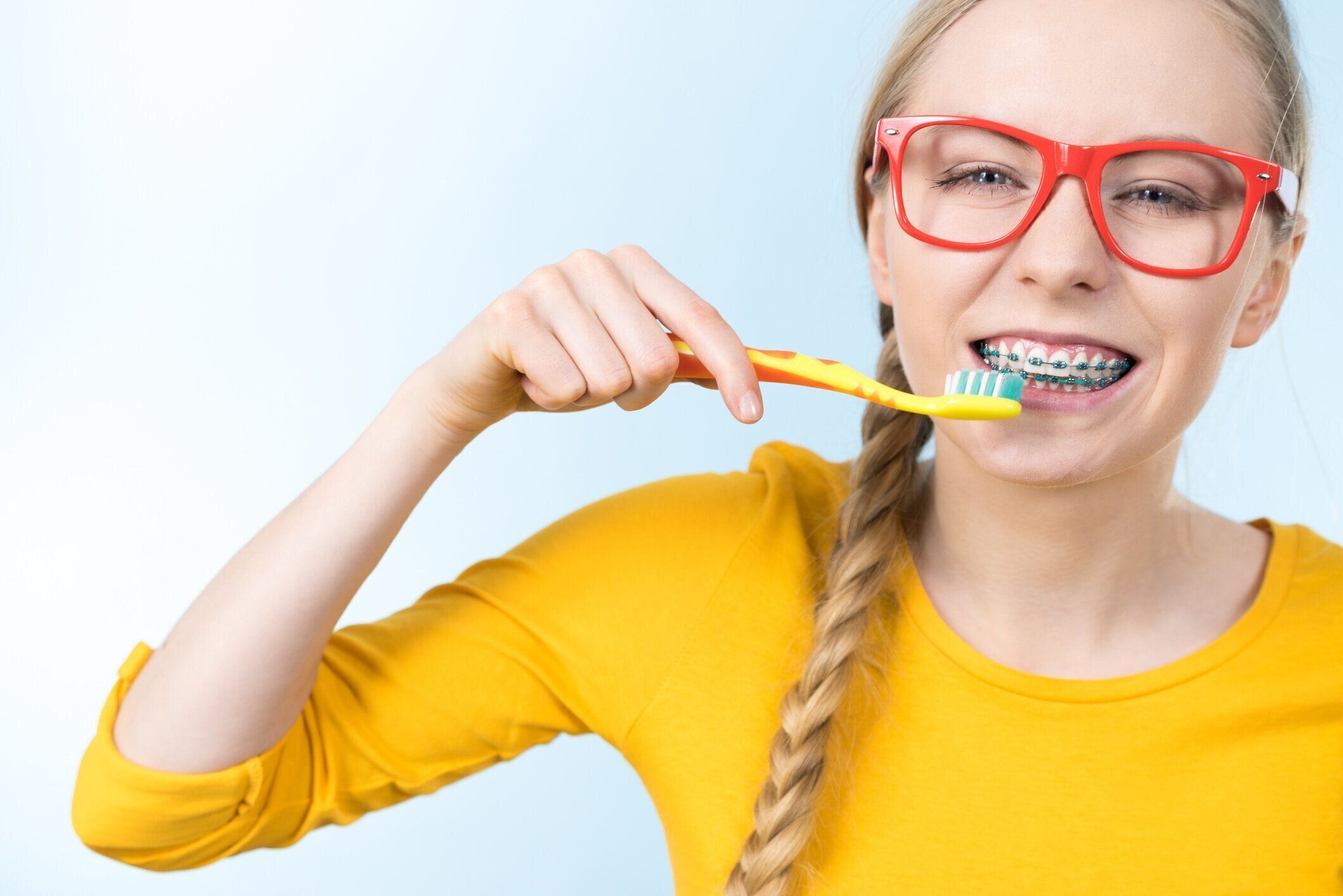 中かっこで歯を掃除する女性