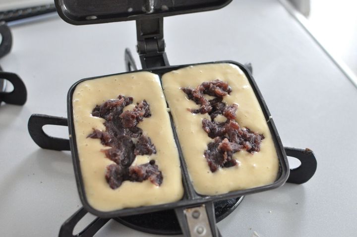 生地を入れてこしあんをのせた様子