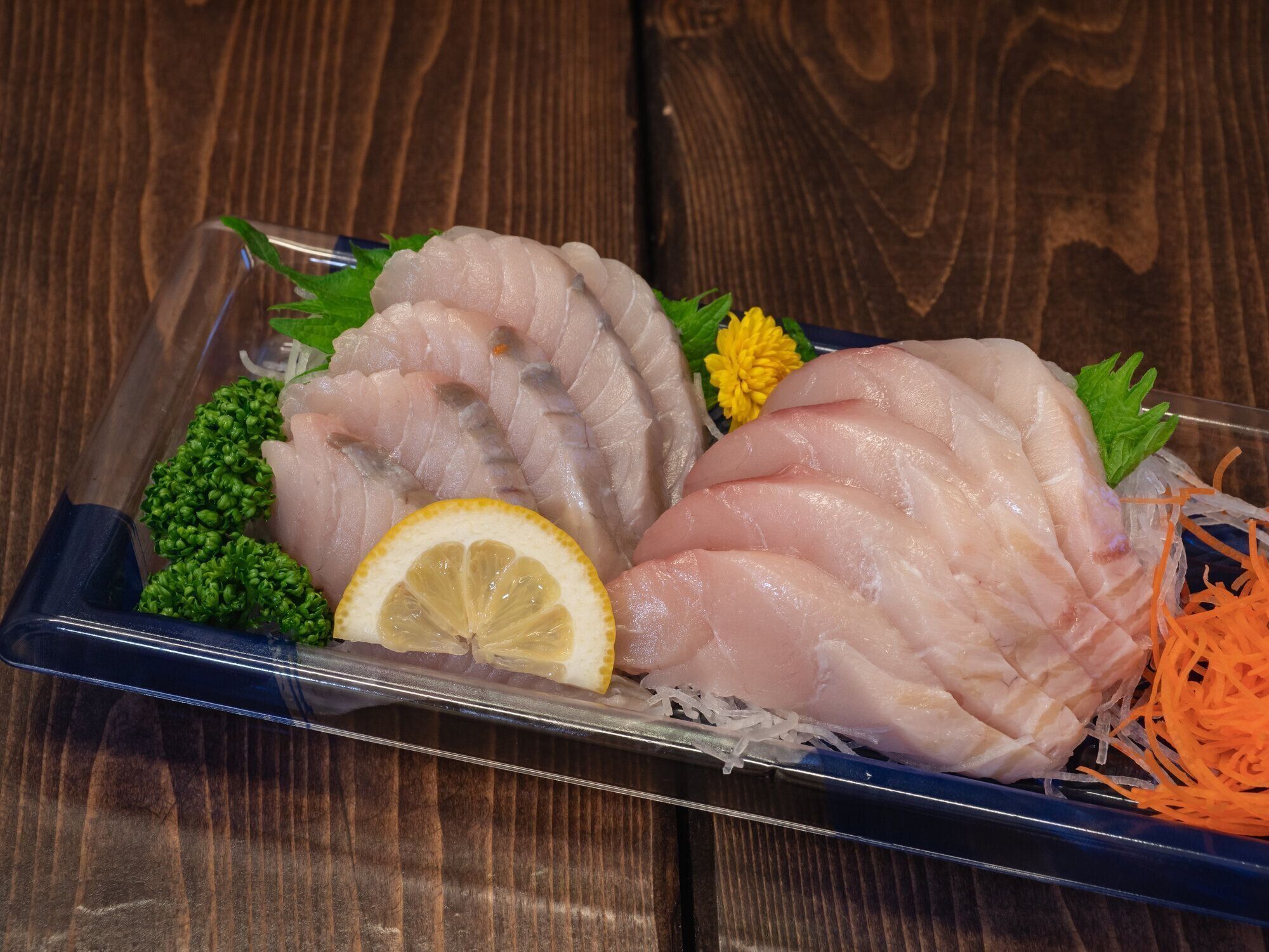 プラスチック容器に入ったスペインのサバ刺身。