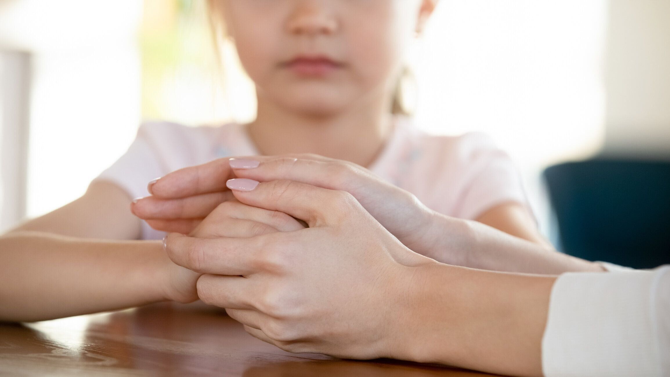 愛するママのクローズアップ小さな娘の手を保持