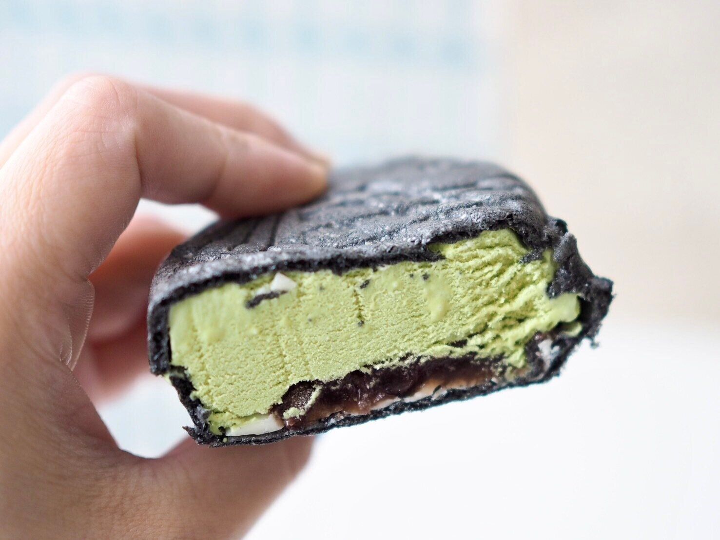 シャトレーゼ「和菓子アイス たい焼き最中 宇治抹茶 しっぽまであん 黒蜜風味粒餡入」断面写真