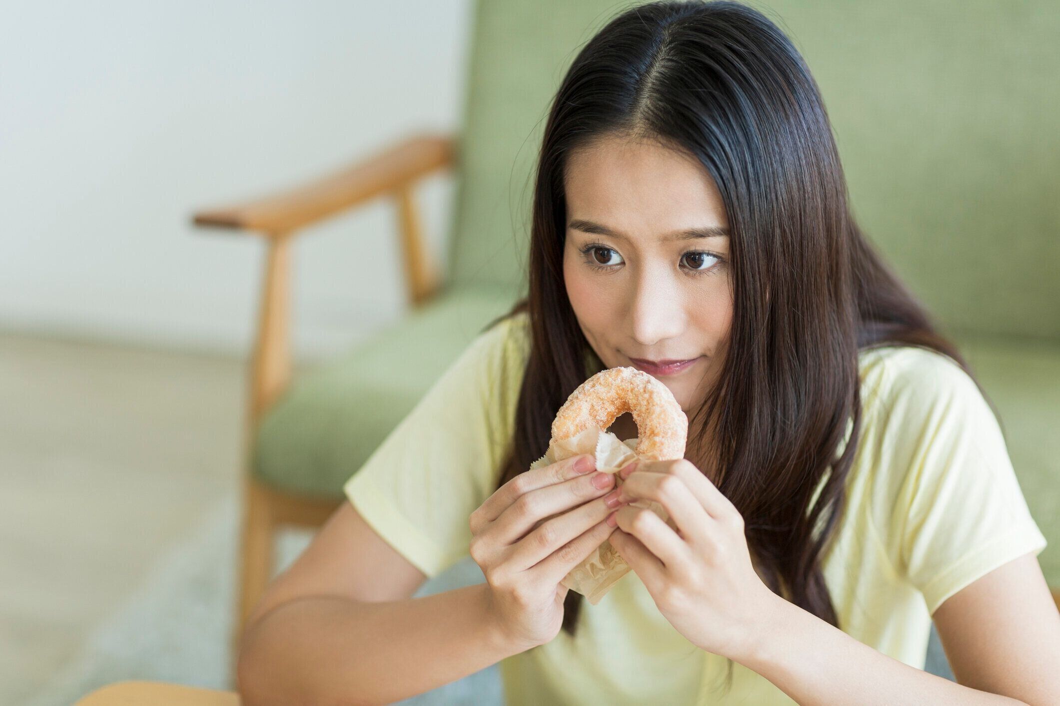 ドーナツを食べる若い女性