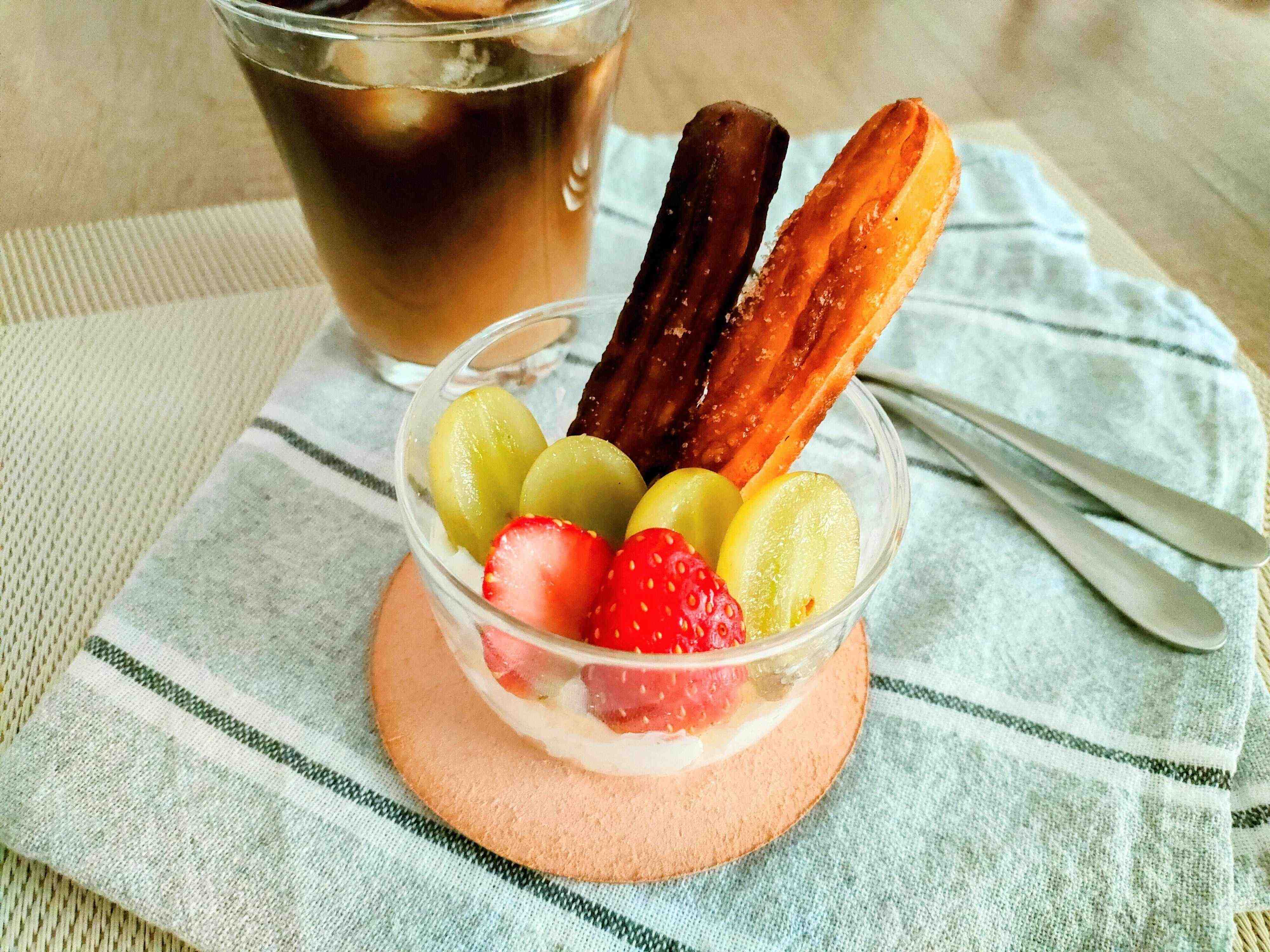 ミニパフェにつけたチューロス