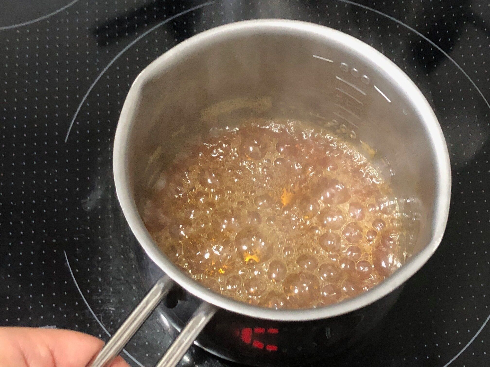 色づき始めたカラメルソース