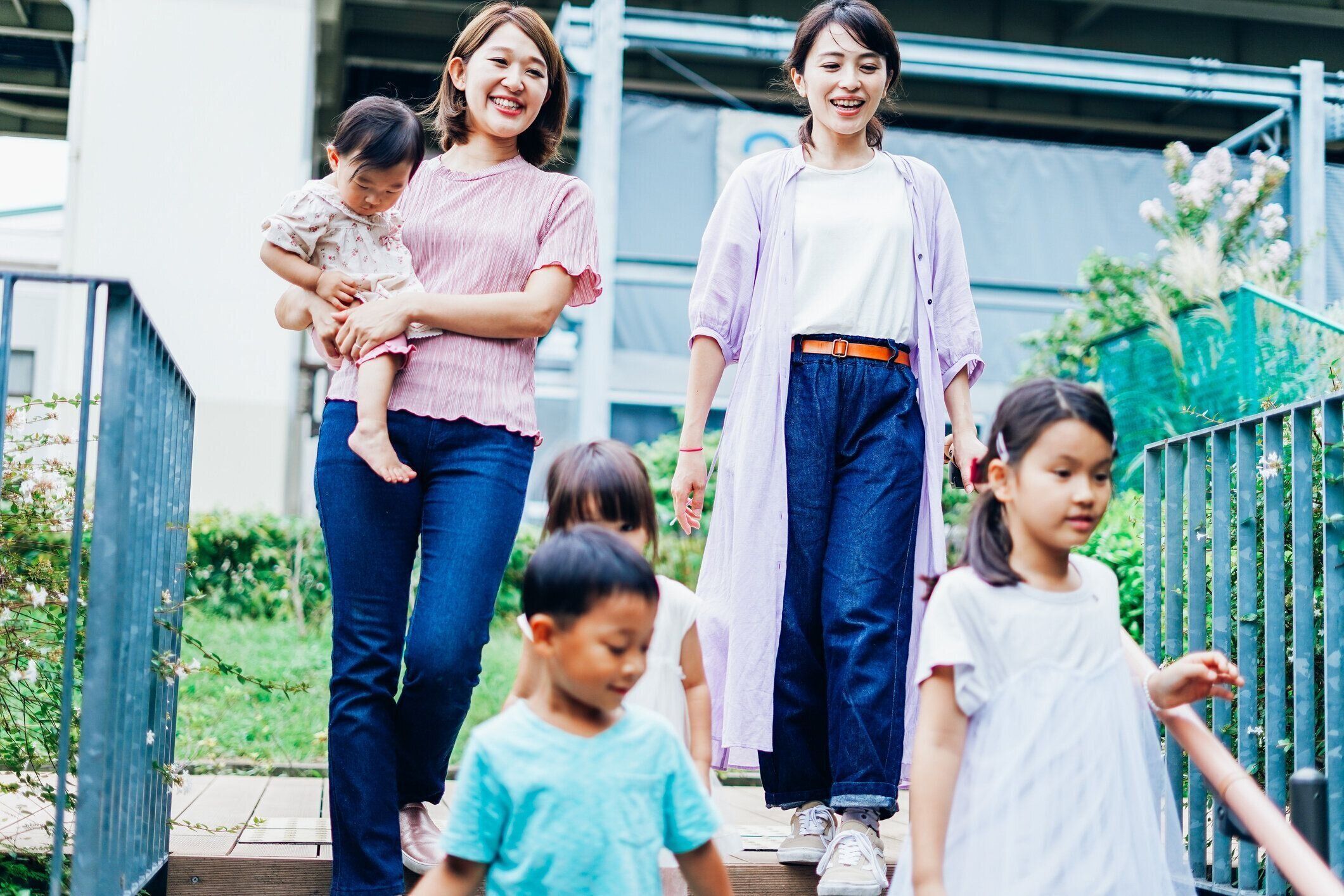 外を散歩しているママの友人や子供たち