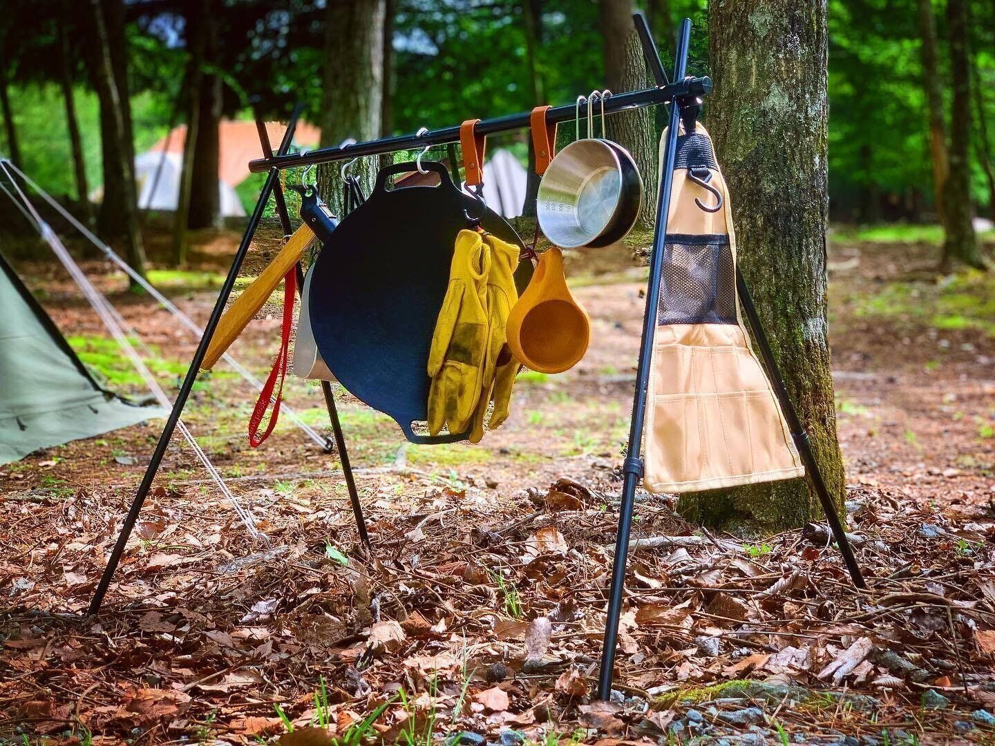 キャンプ用品や小物を整理できる「ハンギングラック（収納ポーチ付）」