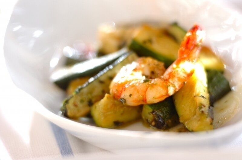 ホタテとエビ、ズッキーニのソテー ジェノベーゼソース風味