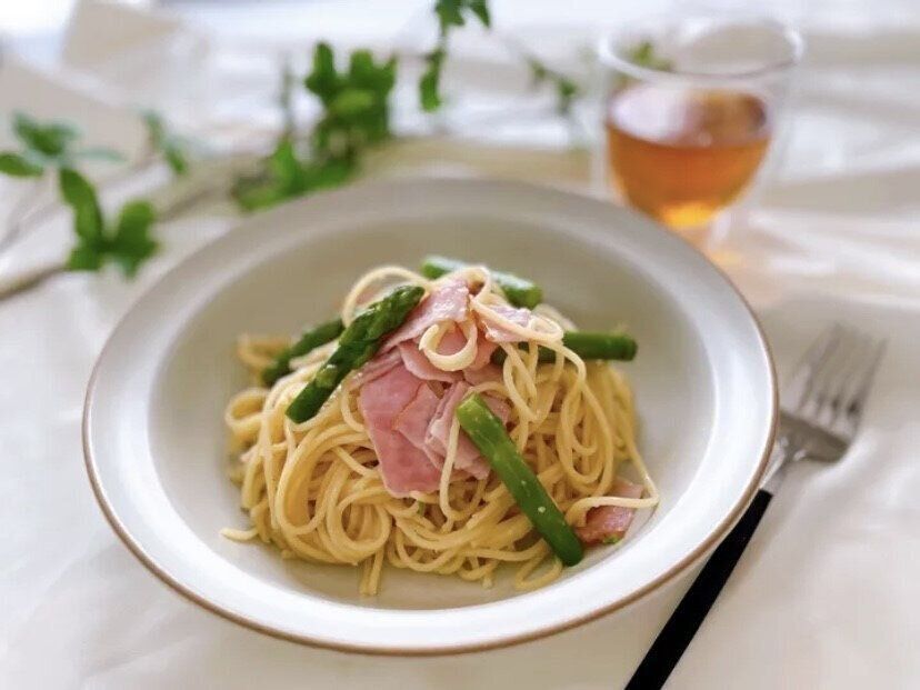 フライパンひとつで作るアスパラとベーコンのワンパンパスタ！