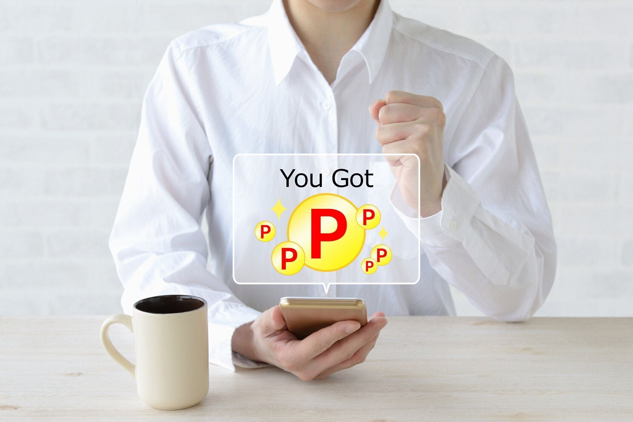 ポイントを稼ぐ吹き出しのある女性とスマートフォン