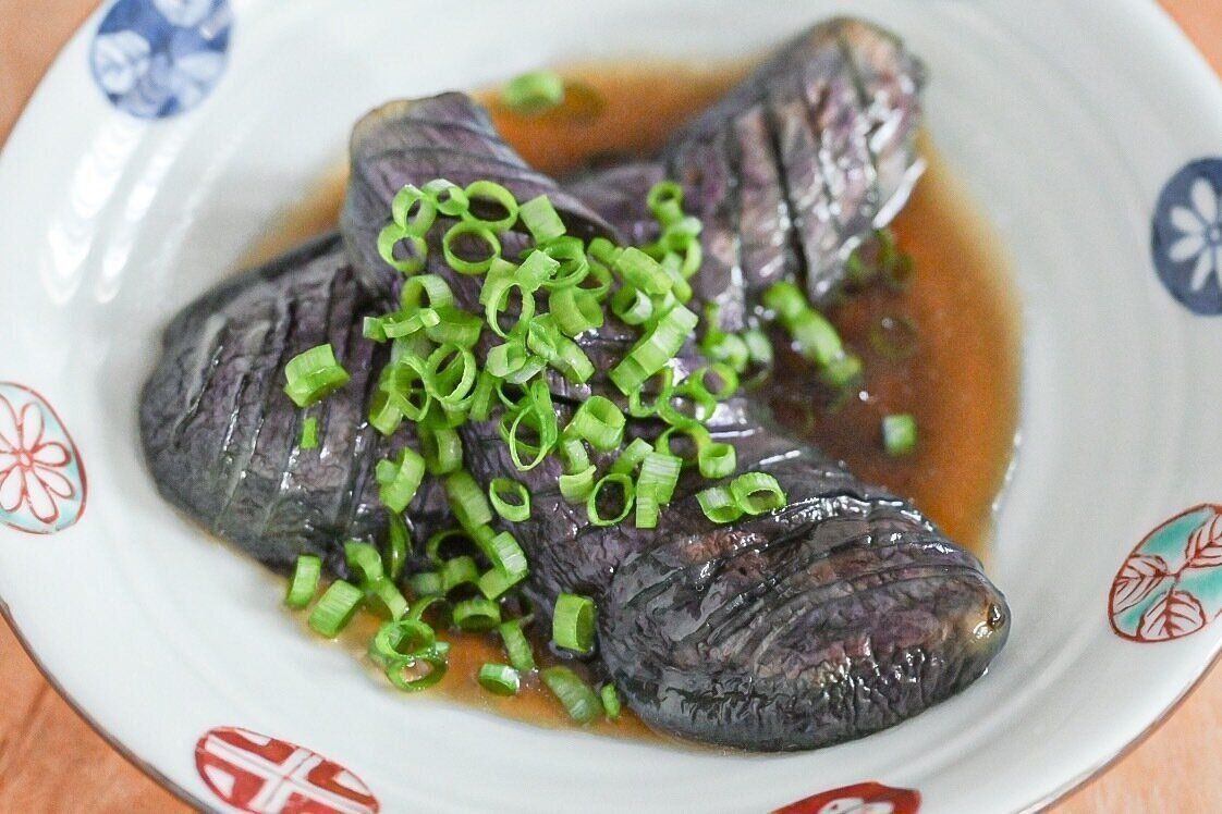 皿にのっためんつゆのなすの煮浸し