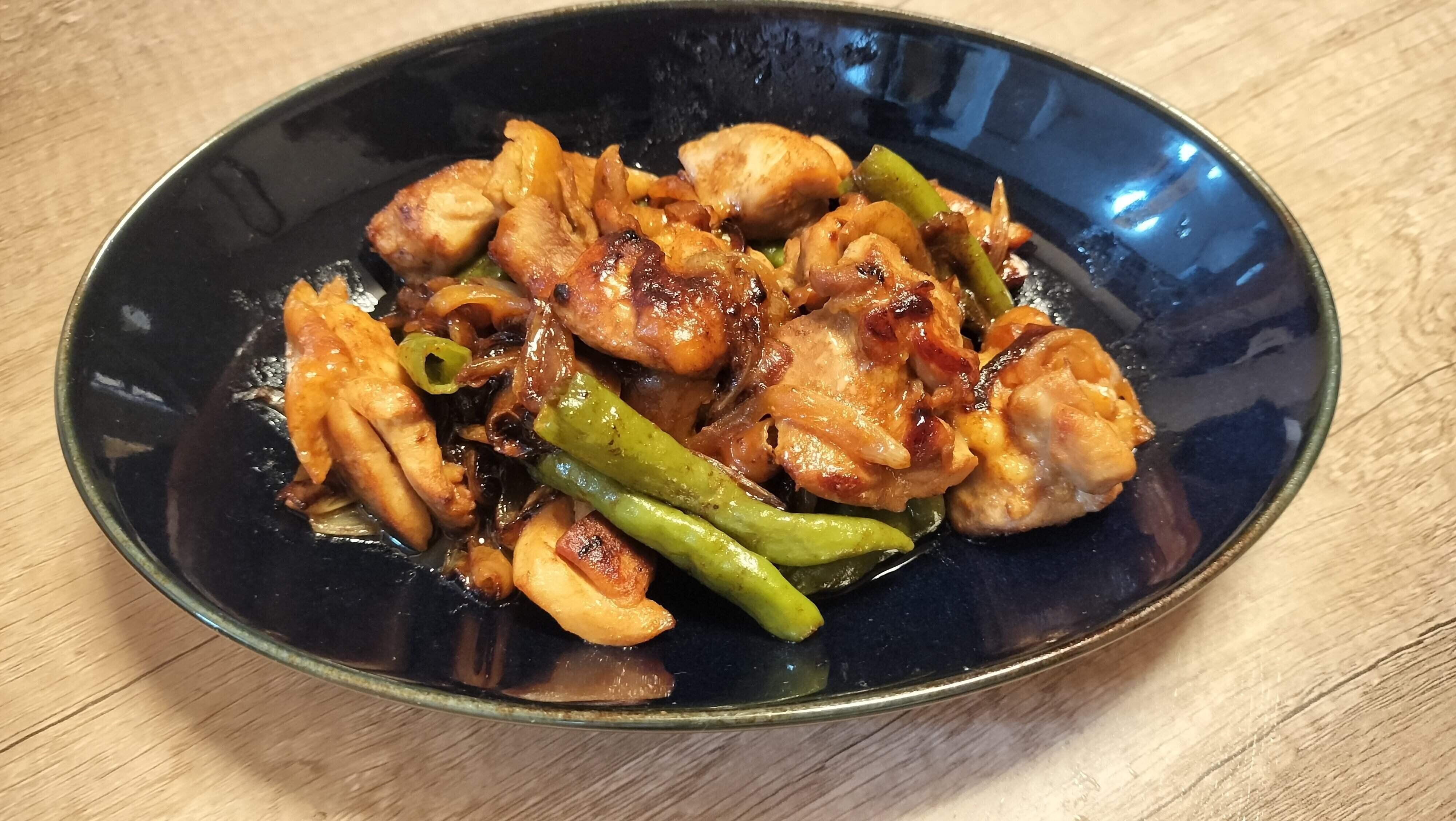 野菜とともに焼いた鶏肉