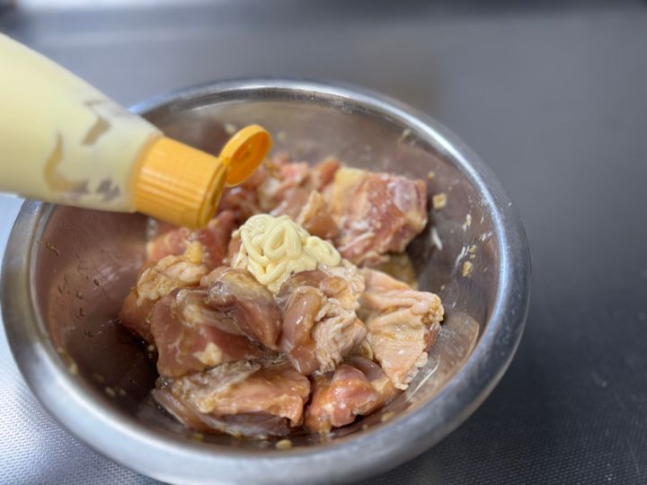 マヨネーズを少量足す