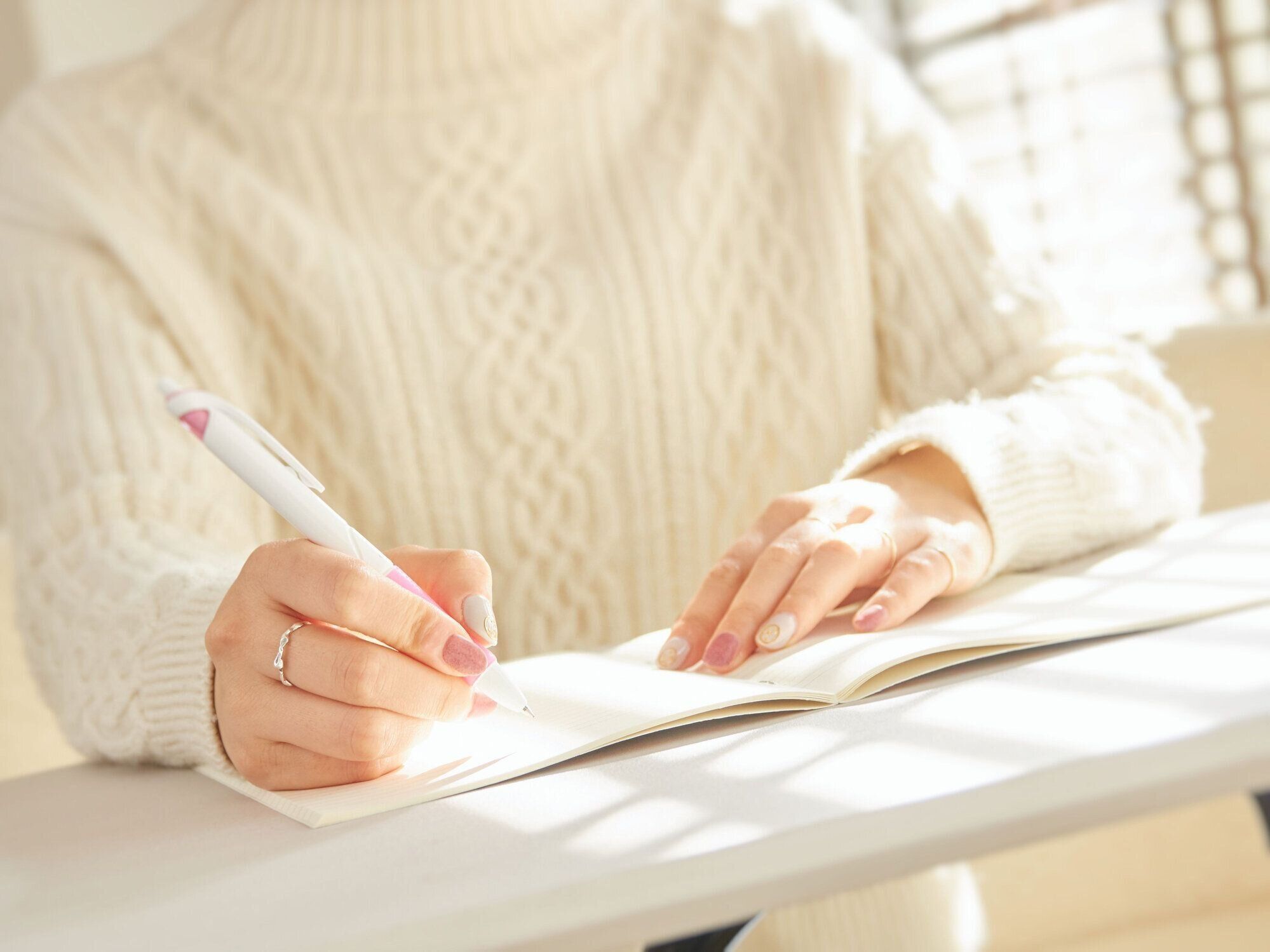 ノートをノートに入れる女性