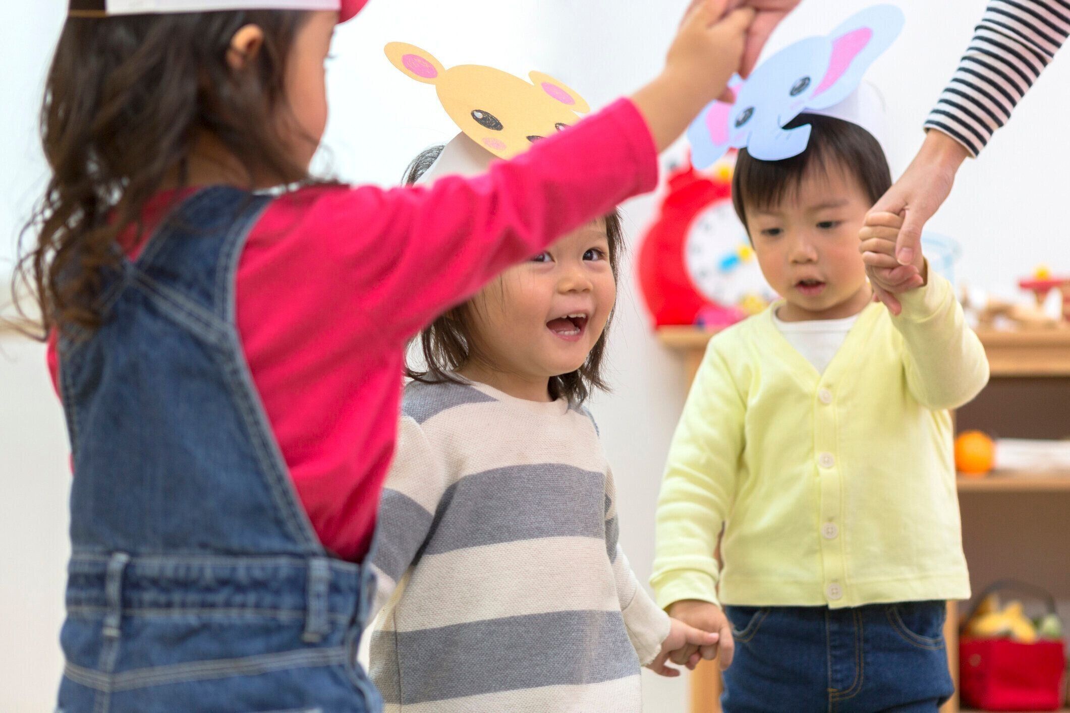 子供たちが遊ぶ