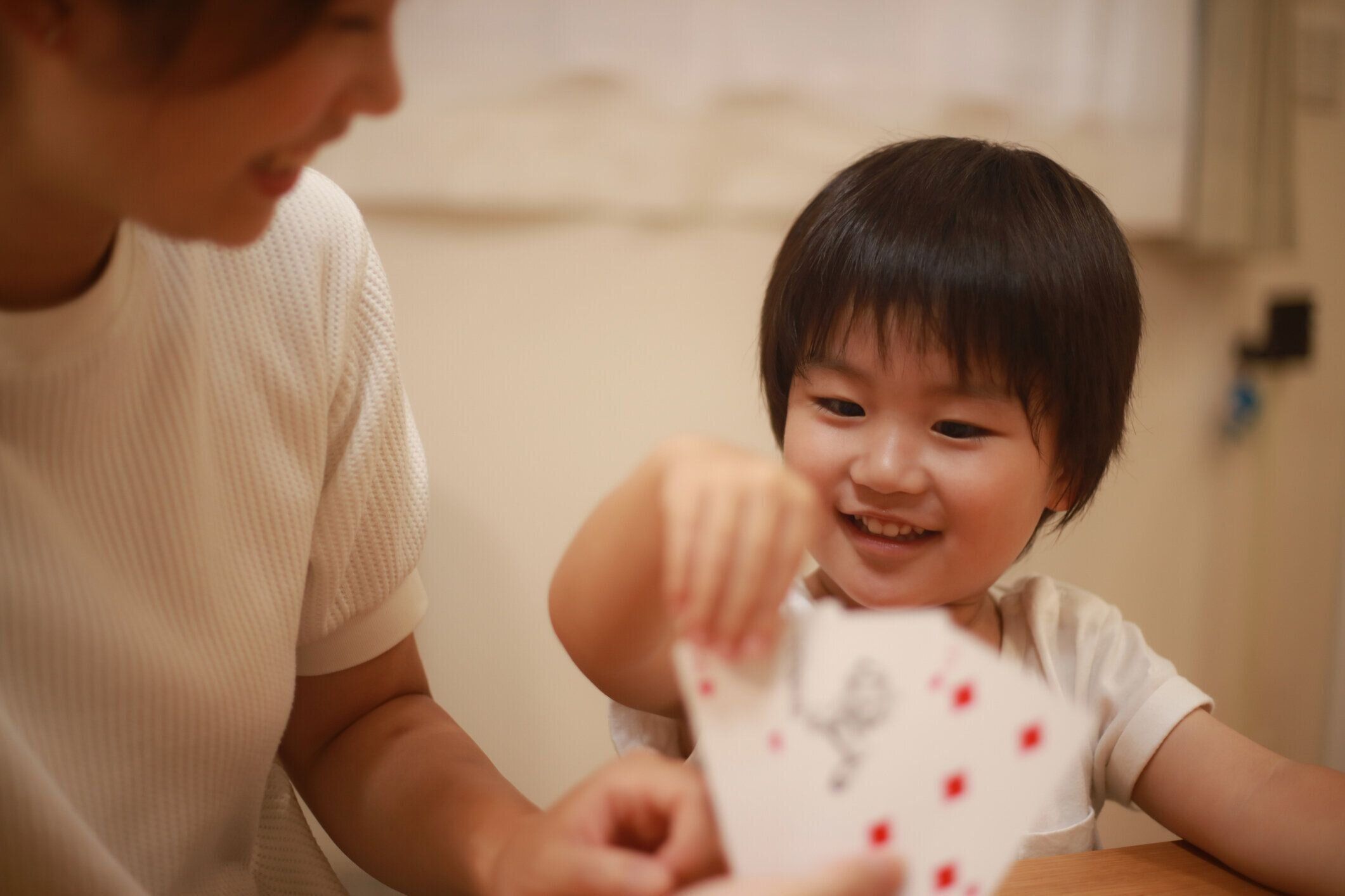 父と子供がトランプをする