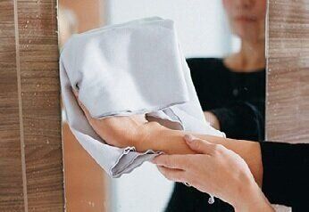 クロスで拭く。