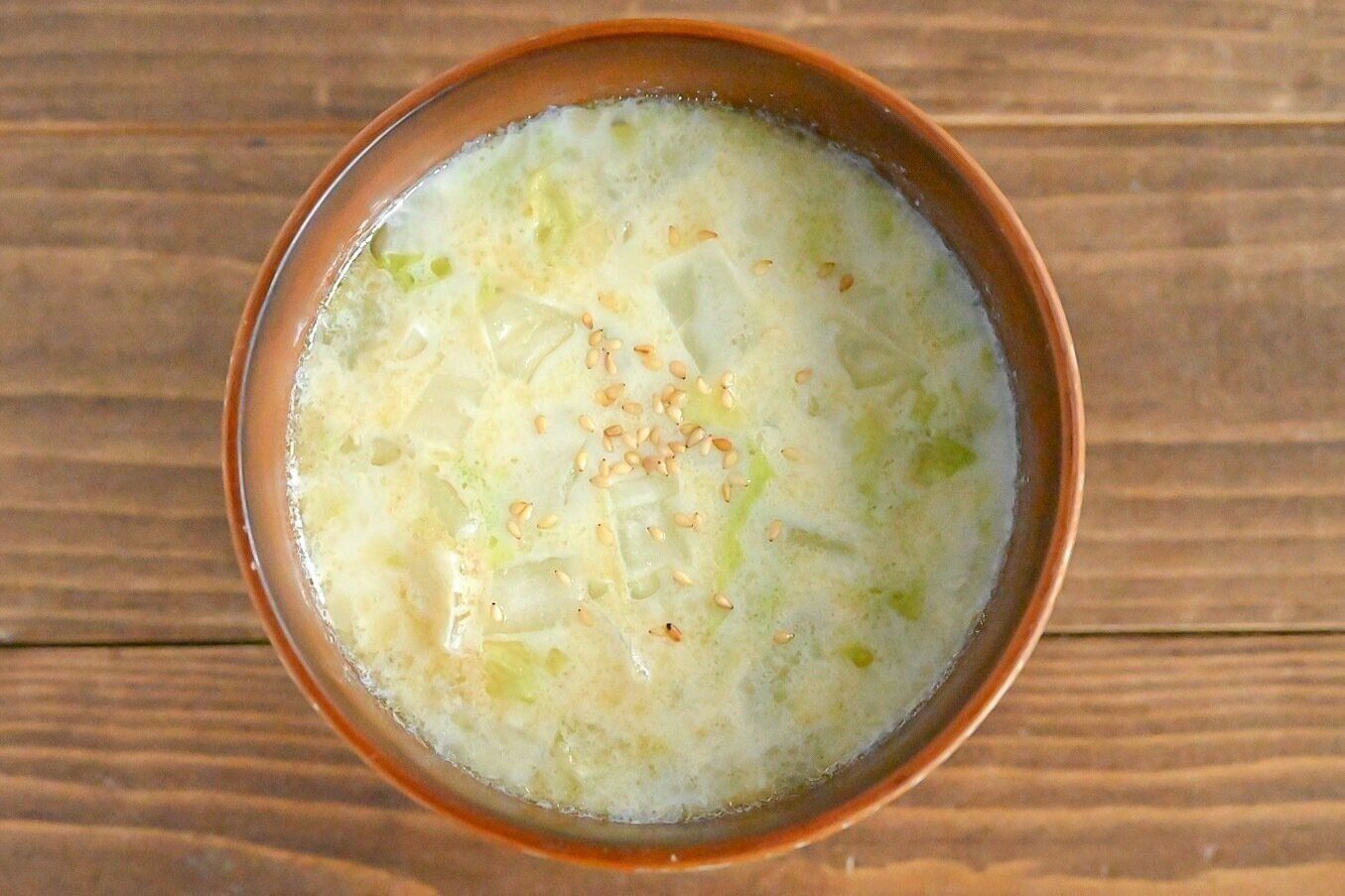 お椀に入った白菜豆乳スープ