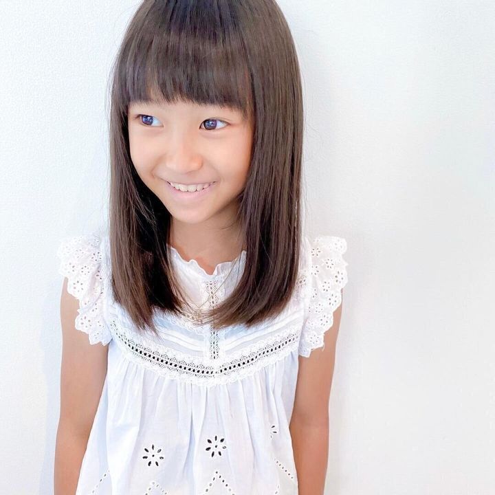 小学生女子も納得のキュートなヘアスタイル。さらツヤヘアを活かしたナチュラルな内巻きヘア!