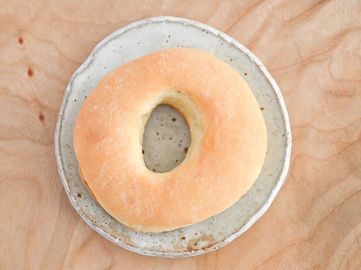 皿にのったホットビスケット