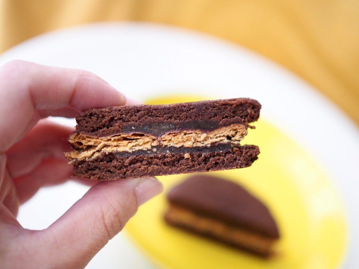 シャトレーゼ「なんばんショコラサンド 熊本県産和栗」断面写真