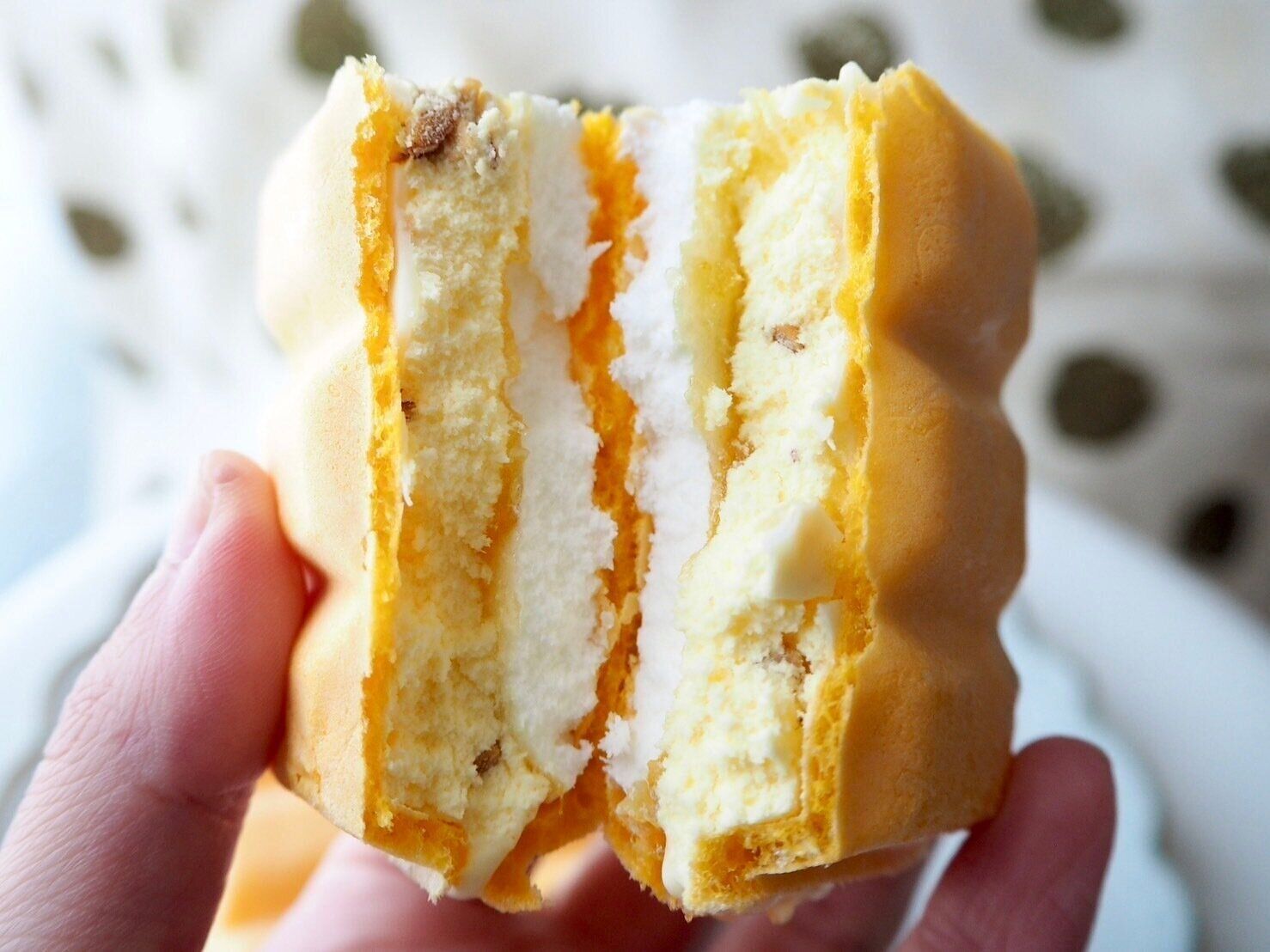 シャトレーゼ「DESSERTモナカ　瀬戸内レモンタルト」断面写真