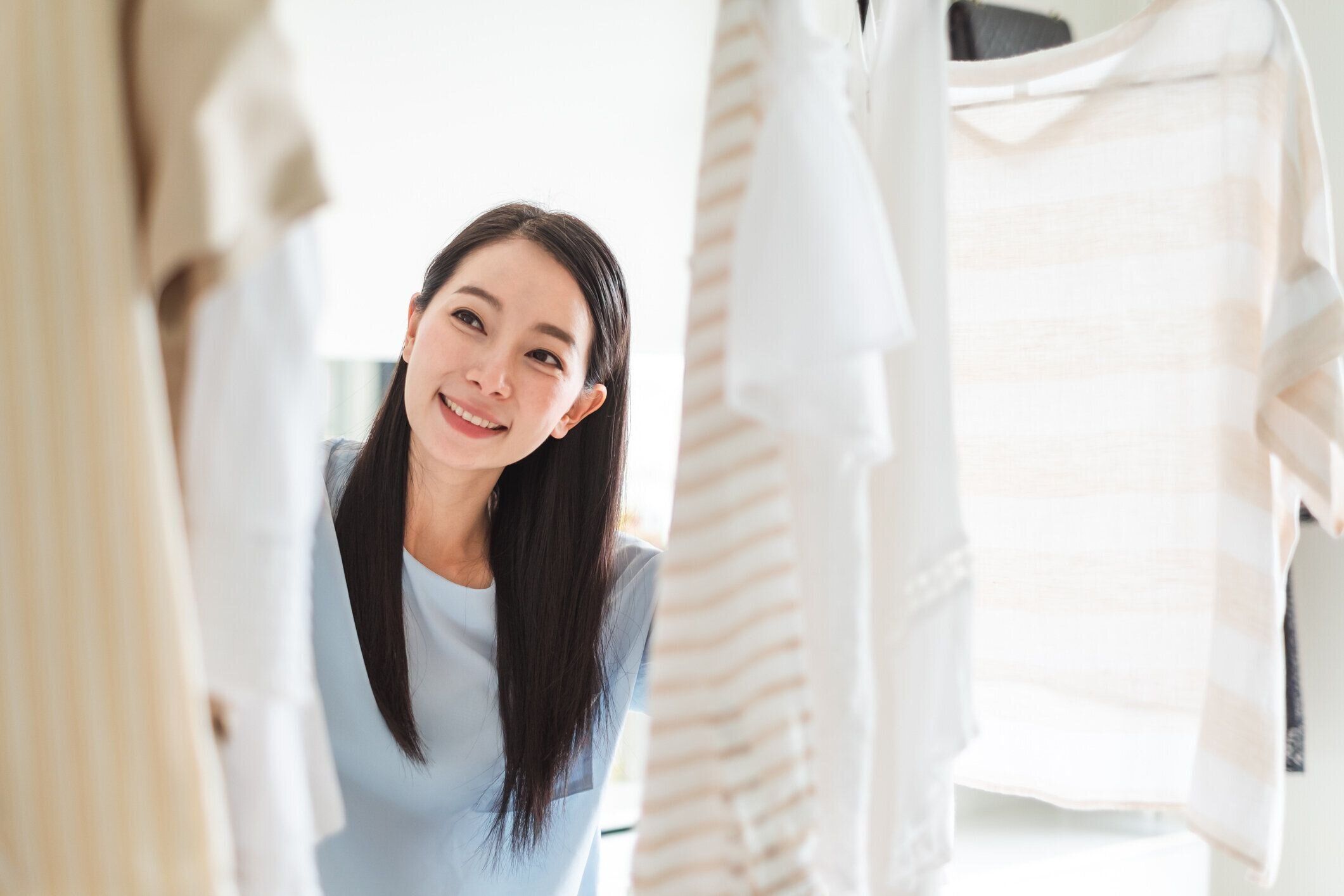 アジアの女性ワードローブ、ドレッシングライフスタイルのコンセプトで服を選ぶ